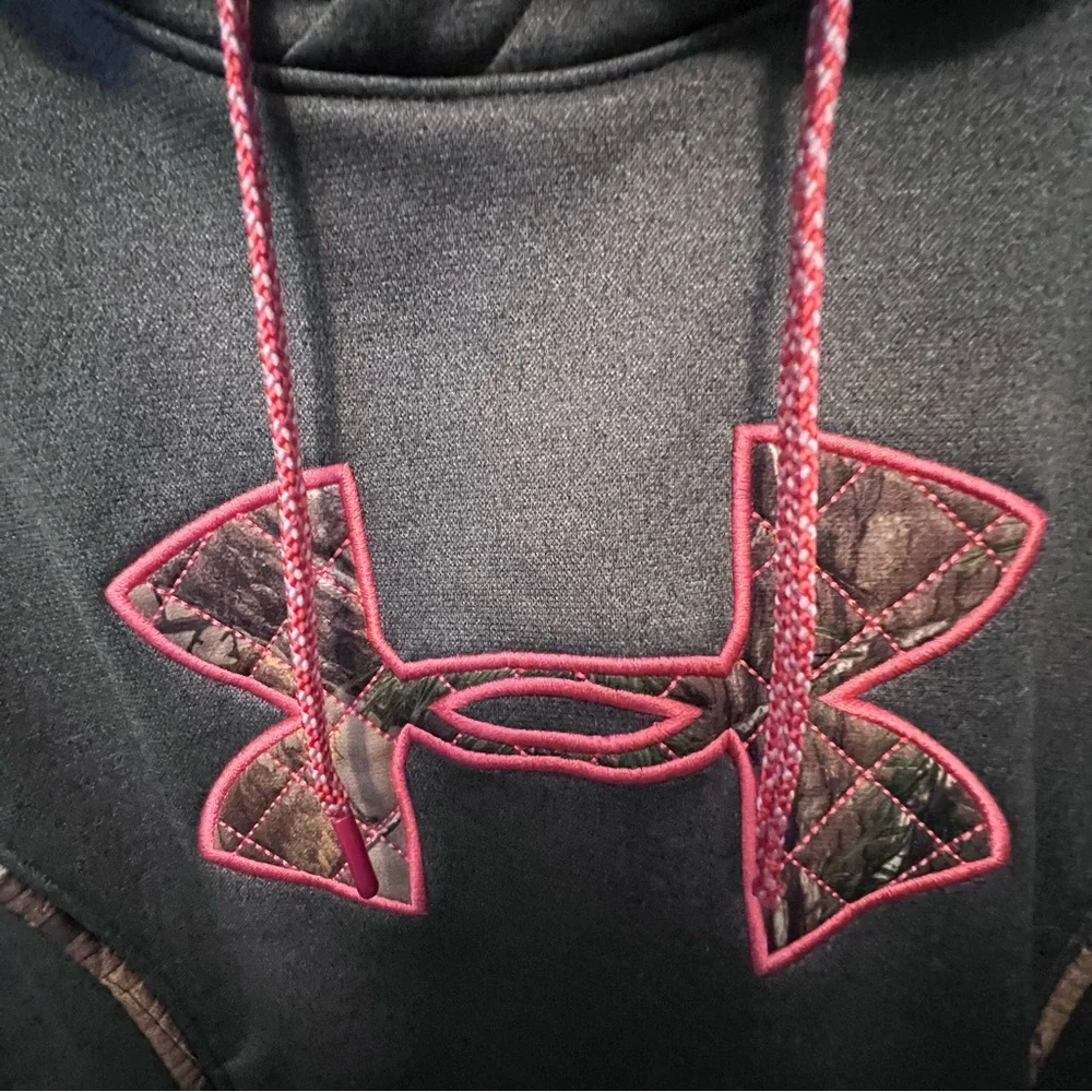 Kids Under Armour gray performance Hoodie with Pink Camo Logo youth size M hunt